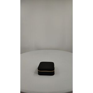 Quince Women Black Zip Case Bags One Size - missing handle tab